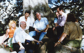 entour&eacute; d'amis